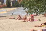 Киевляне штурмуют пляжи столицы: жара заставила снять маски и расслабиться