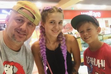 Приемная дочь Потапа решила показать фото без бюстгальтера, засветив "оперение"