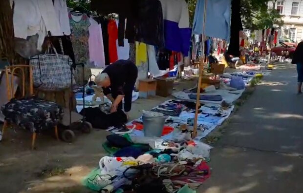 Палатки как на "Привозе": в центре Одессе образовался стихийный рынок