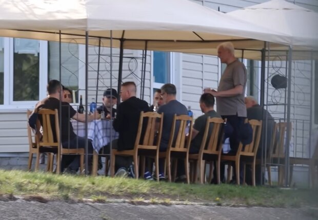 Не п'янка, а робоча зустріч: КМДА виправдало "алко-застілля" столичних чиновників