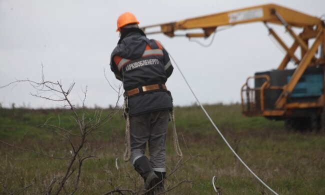 Зі світлом все погано: Укренерго попередило які відключення чекають на українців в понеділок