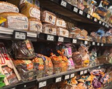 Полки супермаркета с продуктами и ценниками