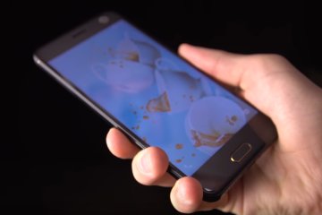 В смартфоне кроется опасность. Фото: youtube