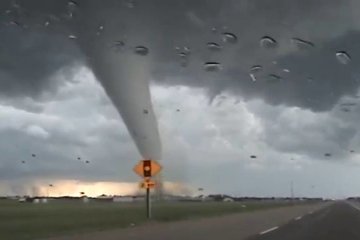 По Китаю прошелся гигантский "торнадо дьявола": появились фото и видео разрушений