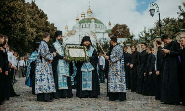 У Києво-Печерській лаврі тисячі віруючих УПЦ відзначають престольне свято монастиря