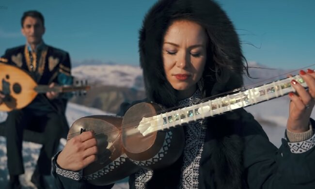 "Щедрик" исполнили на азербайджанских народных инструментах. Фото: YouTube, скрин
