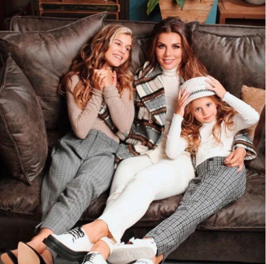 Анна Седокова и дочки. Фото: скриншот Instagram