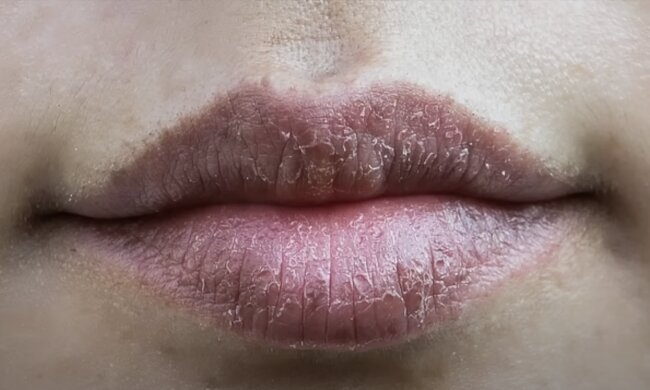 губы, скриншот из YouTube