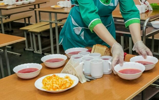Еда в пакетиках и никаких столовых: стало известно, как организуют школьные обеды в Киеве
