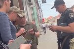 Видача повістки. Фото: скріншот YouTube-відео
