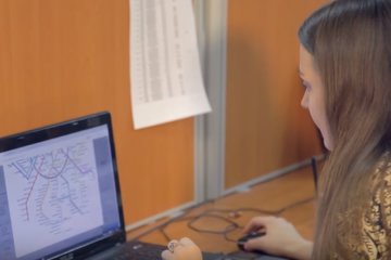 Названы вредные привычки во время работы. Фото: скриншот YouTube