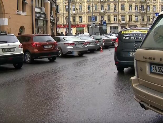 Парковка авто. Київ. Фото: скріншот Youtube
