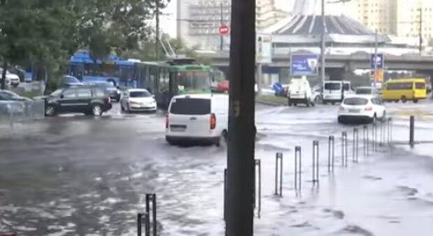 Сильний дощ. Фото: скріншот YouTube-відео