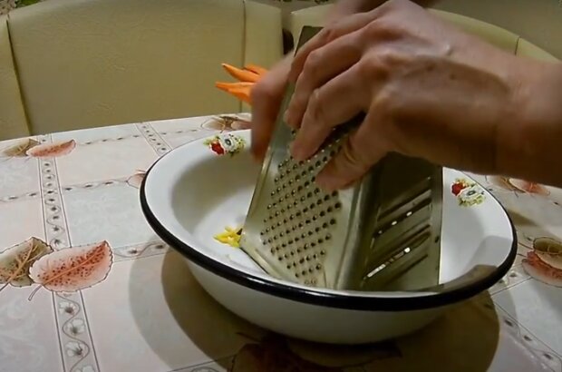 Приготовление салата. Фото: скриншот YouTube