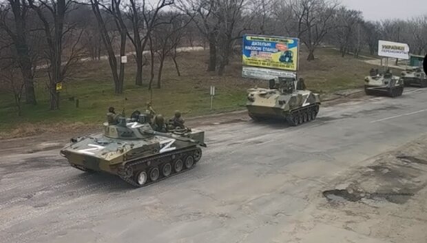 Російські окупанти на танках. Фото: скріншот YouTube-відео