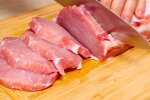 Лайфхак для "потеряшек": как отбить отбивные без кухонного молотка