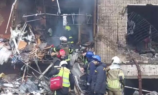 Наслідки ракетної атаки по Києву. Фото: скріншот Telegram-відео