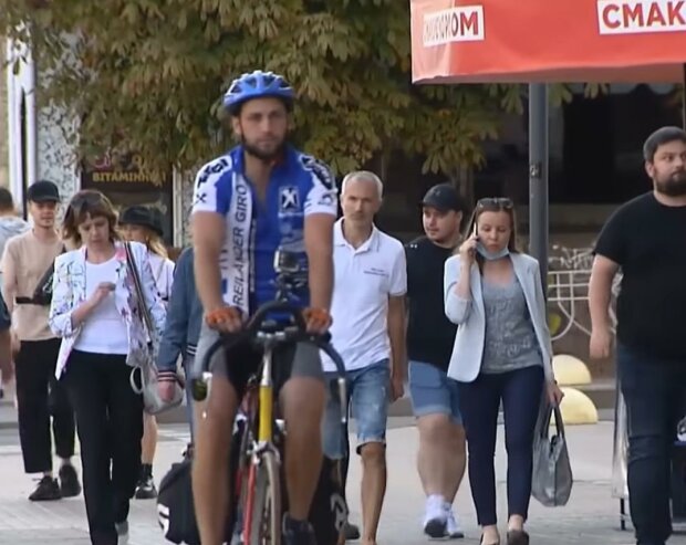 Велосипедистов могут обязать носить шлемы. Фото: скриншот Youtube