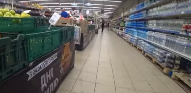Как обрабатывать продукты после супермаркета во время эпидемии. Фото: скриншот YouTube