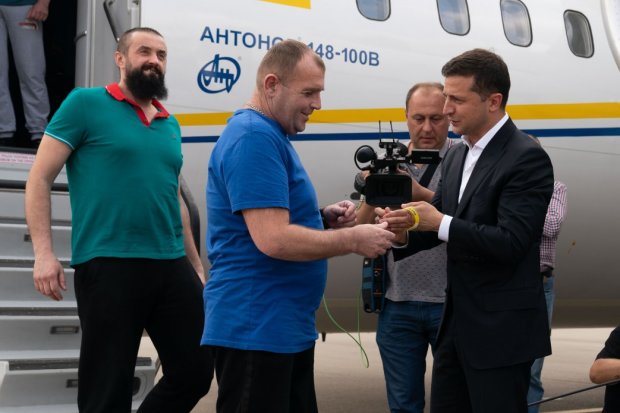 Зеленский в встречает украинцев, вернувшихся из российского плена домой