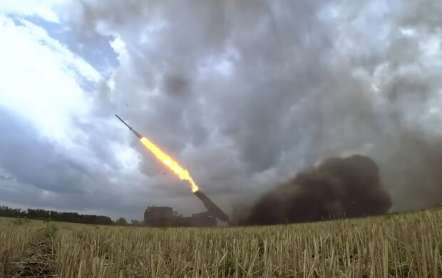 Вдало б'є по тилах орків: ЗСУ показали українське РСЗВ "Буревій" у дії – відео