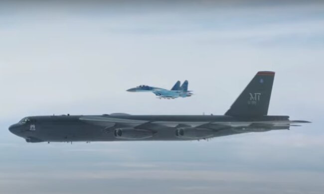 Американские стратегические бомбардировщики В-52Н снова в украинском небе. Фото: скриншот видео