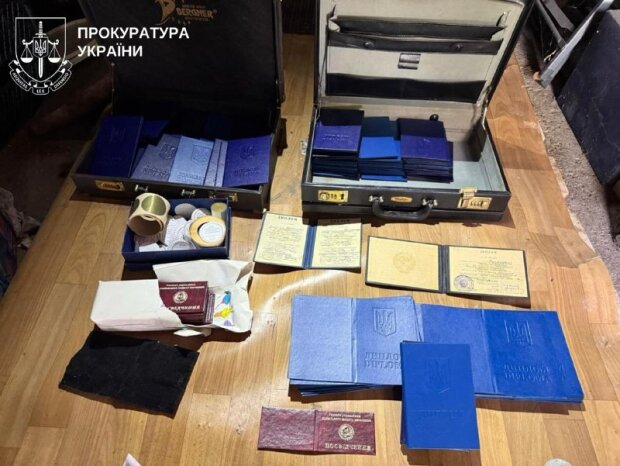 Обыски по делу о поддельных документах в Киевской области