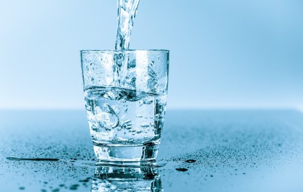 Гастроэнтеролог знает точно, насколько полезен стакан воды натощак