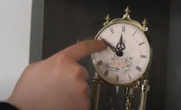 Перевод часов. Фото: скриншот YouTube-видео