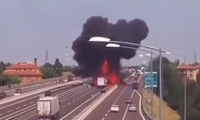 На трассе в Китае взорвался бензовоз: подробности ЧП. Фото: сркин YouTube