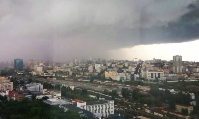Синоптики резко изменили прогноз: на Киев надвигается стихия, закрывайте окна