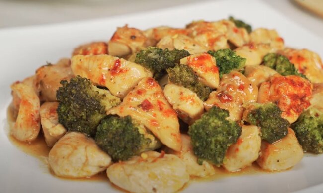 Курка з брокколі. Фото: YouTube, скрін