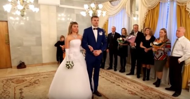 Церемония в ЗАГСе. Фото: скриншот YouTube.