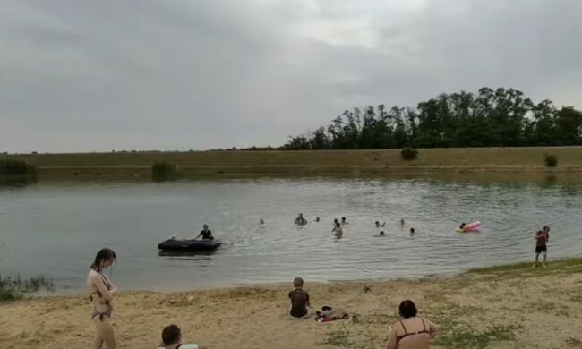 Опасность заразиться в воде повышается в несколько раз. Фото: youtube