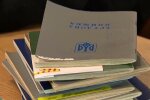 Трудова книжка. Фото: скріншот YouTube