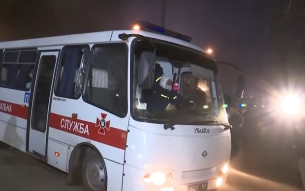 Автобус с эвакуированными забросали камнями еще в соседнем с Новыми Санжарами. Фото: скриншот видео
