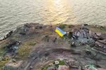 Флаг Украины на острове Змеиный. Фото: скриншот Telegram-видео