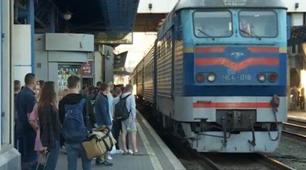 "Укрзализныця" запускает дополнительные поезда. Фото: youtube