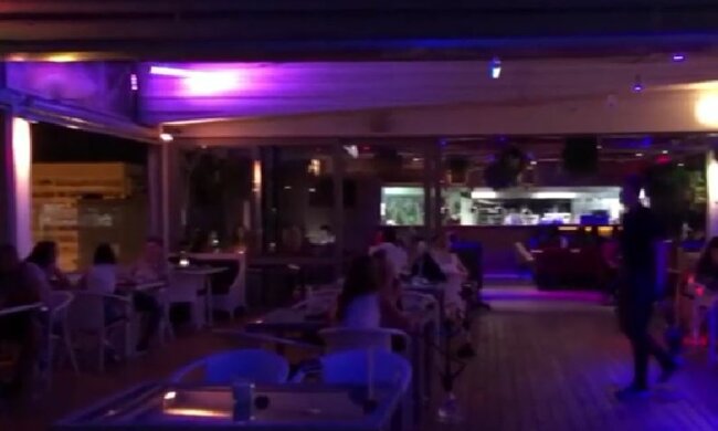 Карантин существует только на бумаге: в ночных клубах Киева полно людей, гуляют без ограничений