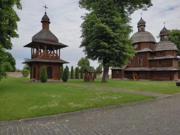 Деревянная церковь в мужском монастыре. Фото: Стена