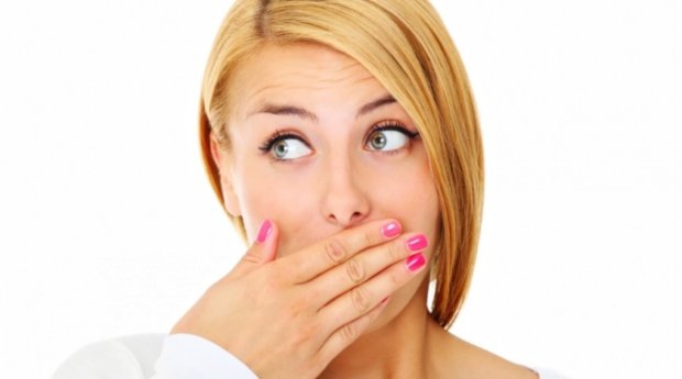 Неприятный запах изо рта: от каких продуктов это бывает