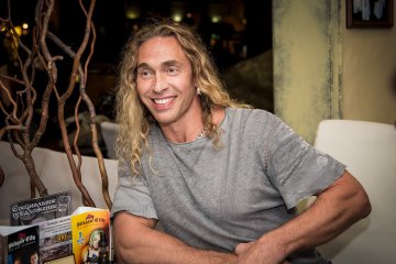 Kazka и Тарзан блеснули своими формами: "шарики" в купальнике против кубиков пресса