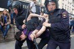 Первые задержания в Москве: люди вышли на бунт, их массово запихивают в автозаки