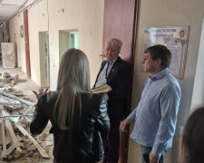 Представники ООН оглядають пошкоджений пологовий будинок в Одесі після ворожої атаки, червень 2026