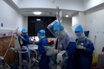 У новорожденных тройняшек обнаружили коронавирус, родители не находят себе места