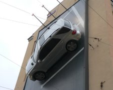 Эстонцы создают городской электрокар, который паркуется на стене