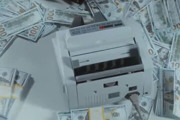 Доллары. Фото: скриншот YouTube-видео