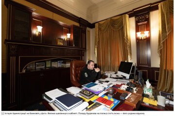 Кирилл Буданов с красным блокнотом со списком