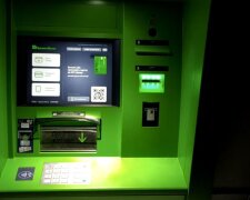 Клієнтів monobank попередили: скільки здеруть при знятті готівки у банкоматі ПриватБанку