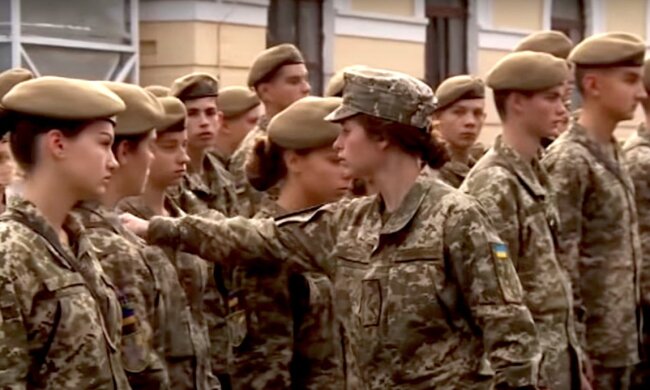 Жінки військові. Фото: YouTube, скрін